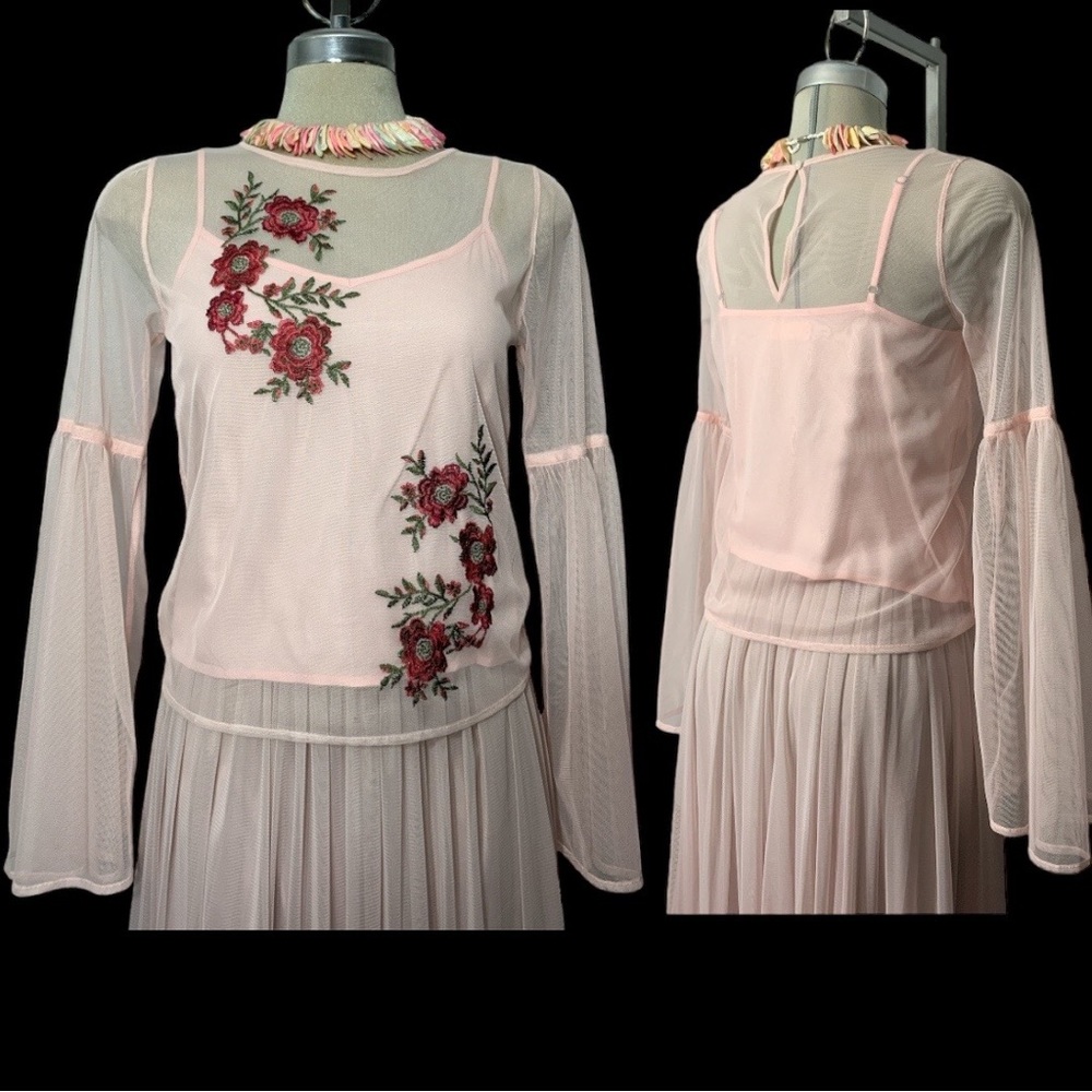 HOISTER  Gorgeous Pink Mesh Embroidery Bell Sleeves Top Size XS